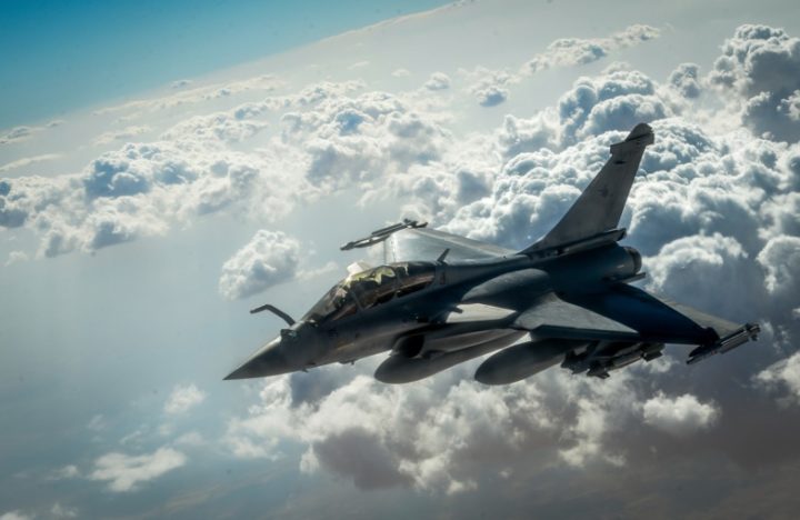 Depuis le 6 janvier, un Rafale M de la Marine nationale participe à une phase de tests de qualification face au F/A 18 E/F Super Hornet, en vue d’équiper la Marine indienne.